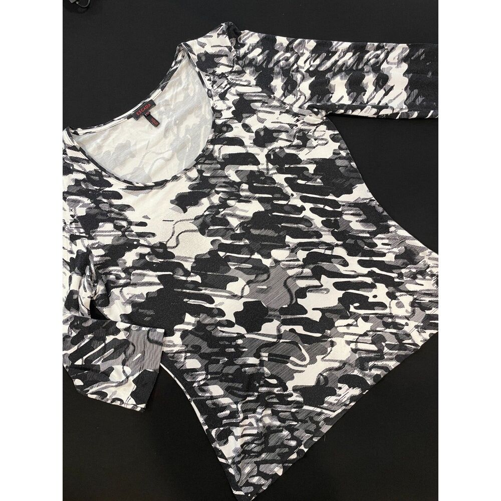 ~ Escada Top 42 US 10/12 Knit Shirt Short Sleeve Gold Logo Scoop ViscoseElastane